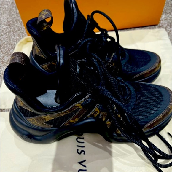 Louis Vuitton - Picture 3 of 3